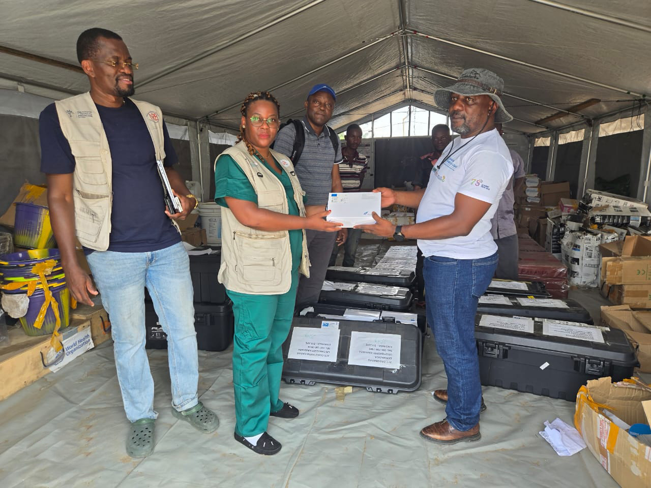 Remise des cartouches GeneXpert Ebola au laboratoire de l’INRB installé à Bulape par CDC Atlanta